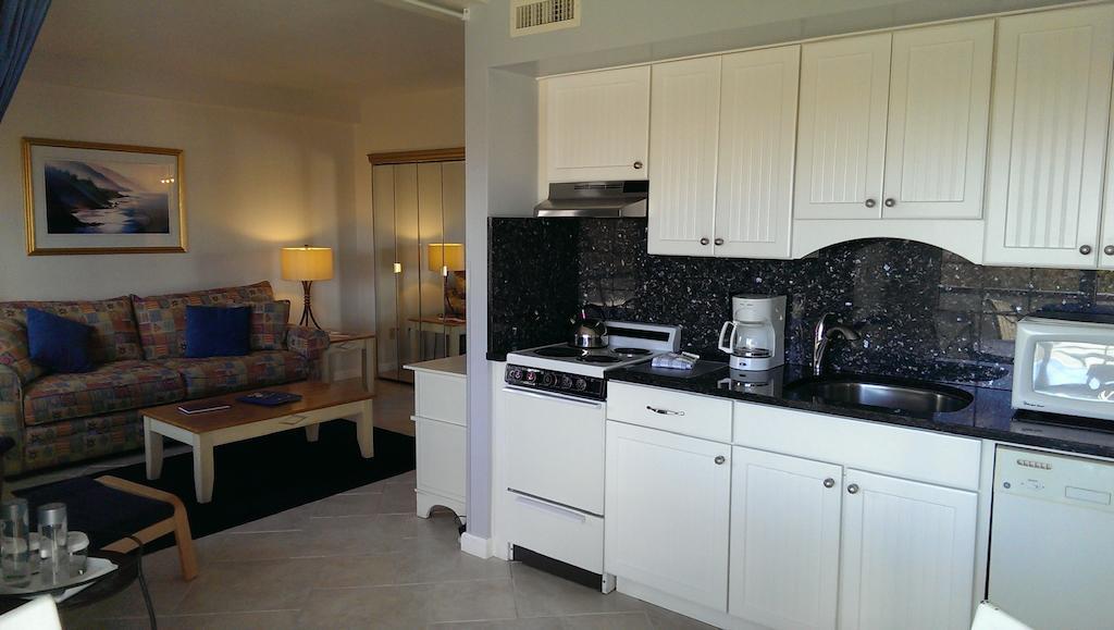 Montauk Manor Hotel Стая снимка A typical kitchen in a hotel