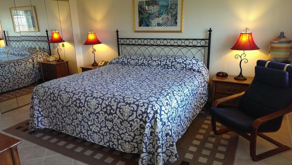 Montauk Manor Hotel Стая снимка A bed with a bedsheet