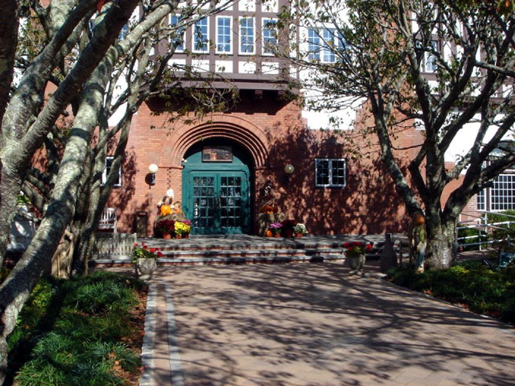 Montauk Manor Hotel Екстериор снимка The entrance to the school