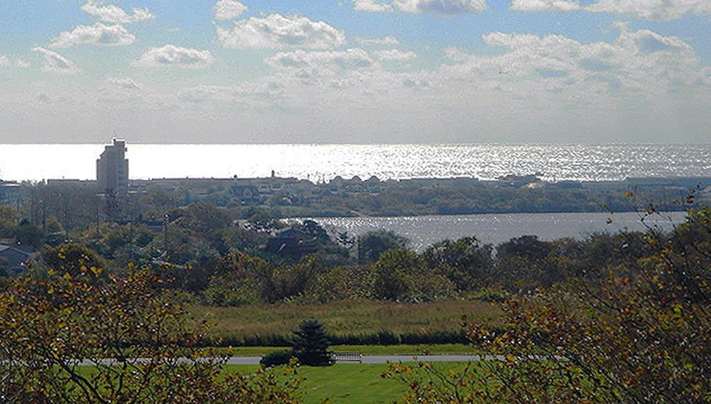 Montauk Manor Hotel Екстериор снимка View of the Atlantic Ocean from the park