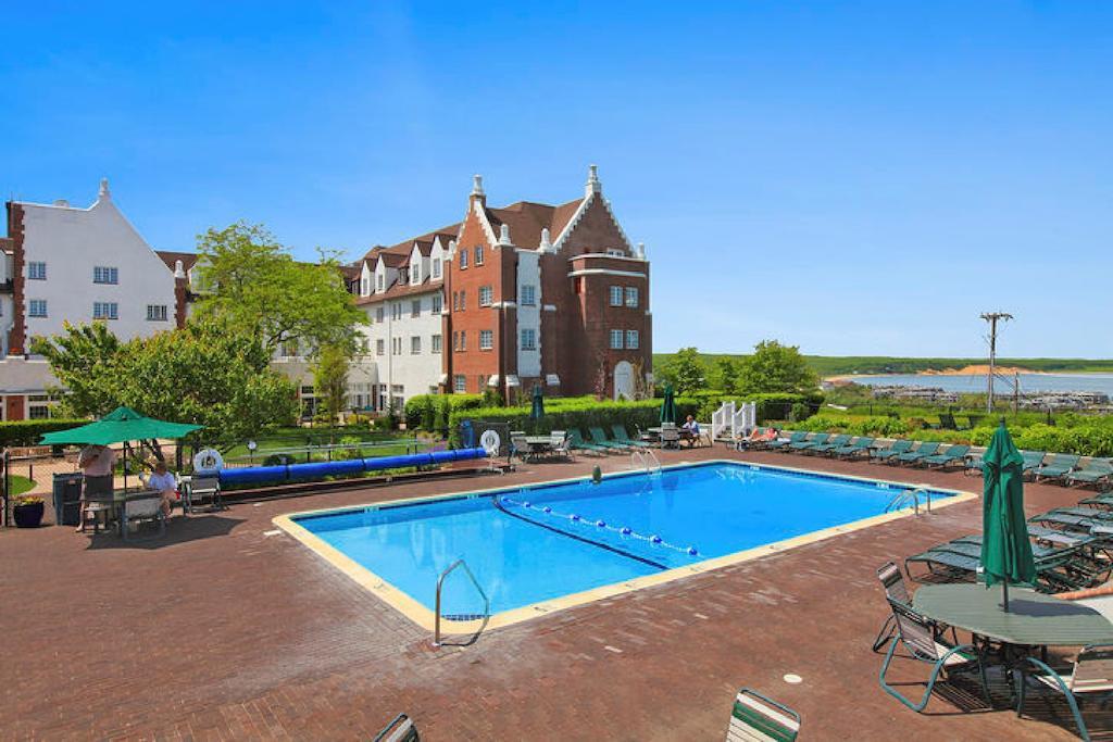 Montauk Manor Hotel Екстериор снимка The swimming pool at the hotel