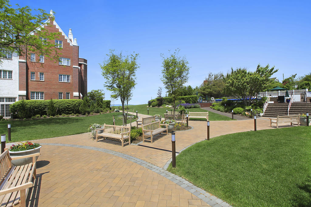 Montauk Manor Hotel Екстериор снимка The Village Green